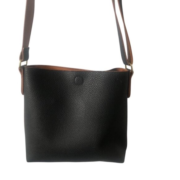 Vantige Black Leather Crossbody Bag with Magnetic Closure & Adjustable S… - Picture 1 of 5